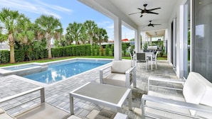 Outdoor dining - Cheerful Home near Disney with Private Pool, Themed Rooms and Waterpark &. (Kissimmee)