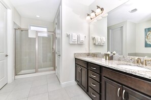 Hair dryer, towels, soap, shampoo - Cheerful Home near Disney with Private Pool, Themed Rooms and Waterpark &. (Kissimmee)