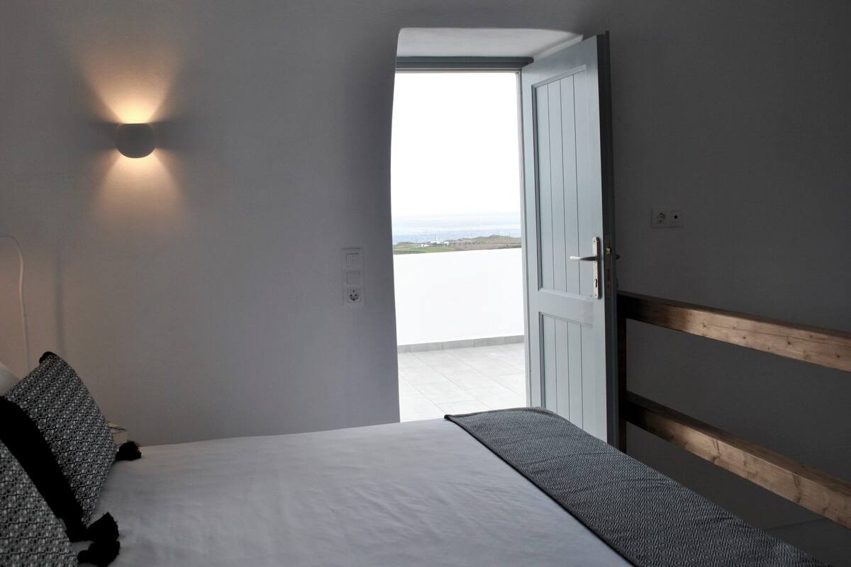 Ropa de cama de alta calidad y espacio para trabajar con laptop