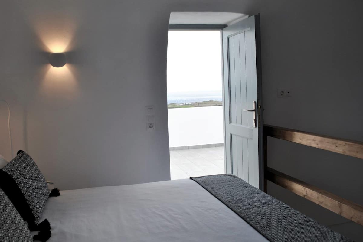 Ropa de cama de alta calidad y espacio para trabajar con laptop