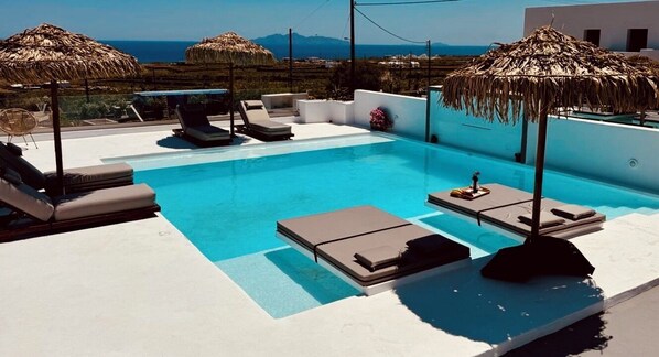 Seasonal outdoor pool - The Vine Suites (Santorini)