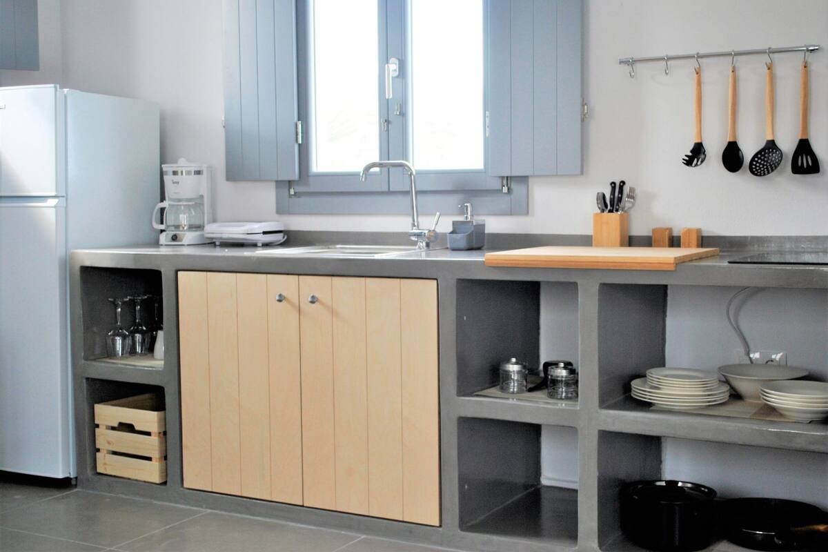 Cafetera/tetera, refrigerador, placa de cocina, tetera/pava eléctrica