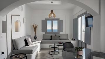 Honeymoon Maisonette Suite with private balcony and Sea View | Área de estar | TV de tela plana 32 polegadas com canais via satélite