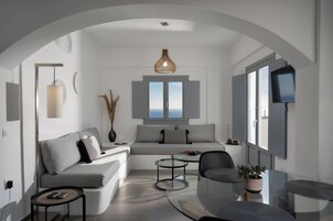 Honeymoon Maisonette Suite with private balcony and Sea View | Zona de estar | Televisión de pantalla plana de 32 pulgadas con canales por satélite