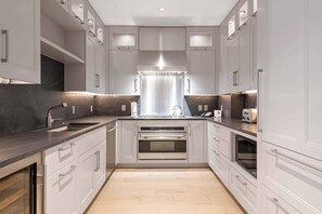 Micro-ondes, plaque de cuisson, lave-vaisselle, cafetière/bouilloire