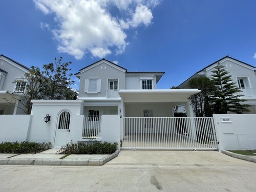 Cozy 2-bedroom house with AC and WiFi in marvelous Bangkok