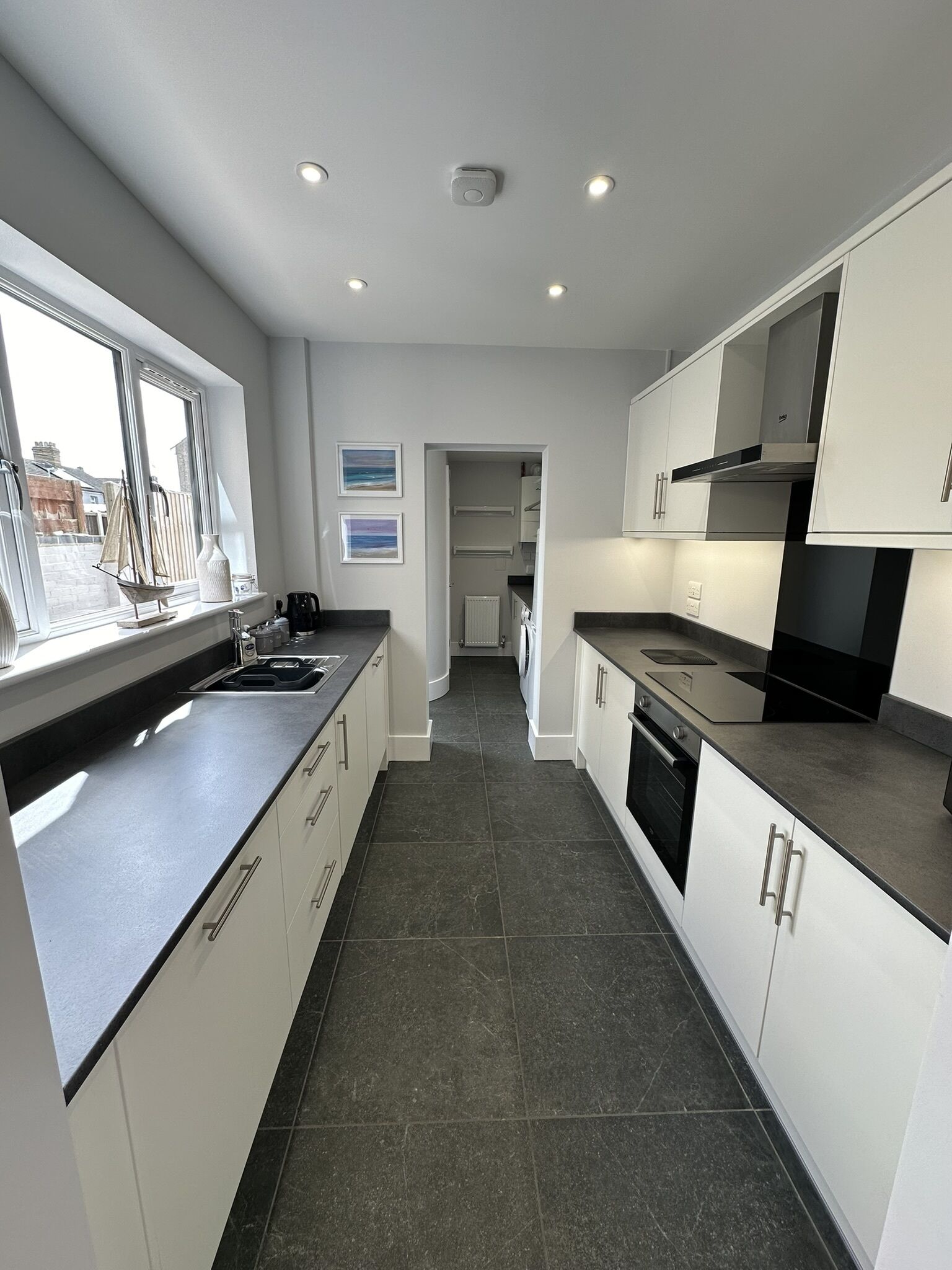 Jääkaappi, mikroaaltouuni, uuni, astianpesukone