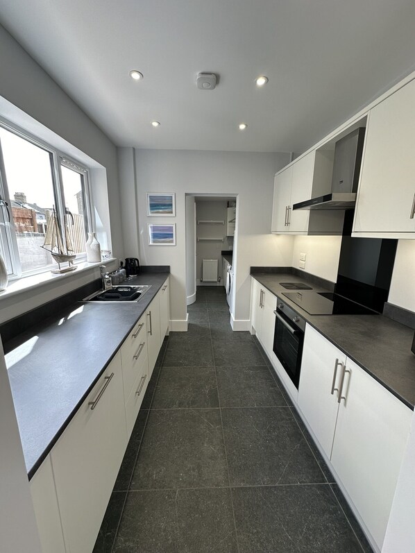 Fridge, microwave, oven, dishwasher - A newly renovated holiday home, perfect for exploring the Suffolk coastline!  (Pakefield)