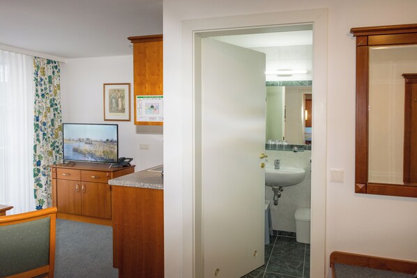 In-room safe, individually decorated, individually furnished, desk - Landhotel Post (Ebensee)