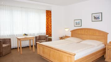 Standard-Doppelzimmer | Zimmersafe, individuell dekoriert, individuell eingerichtet