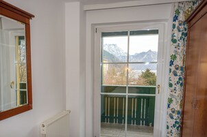 Chuveiro, produtos de toalete grátis, secador de cabelo 