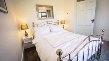 2 bedrooms, in-room safe, iron/ironing board, free WiFi