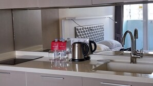 Frigobar, utensilios de cocina, servilletas de papel