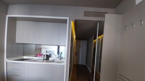 Frigobar, utensilios de cocina, servilletas de papel