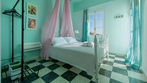 Une chambre avec un sol à carreaux, un lit à baldaquin, une lampe sur pied et une fenêtre avec des rideaux.