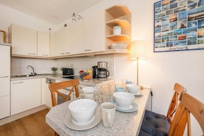 Coffee/tea maker, fridge, oven, stovetop