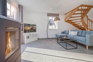 TV, fireplace, ping pong - Neu Errichtetes Ferienhaus in Ruhiger Wohngegend mit Parkplatz, Sauna und Wlan (Zirchow)