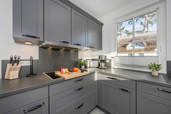 Coffee/tea maker, fridge, microwave, oven - Neu Errichtetes Ferienhaus in Ruhiger Wohngegend mit Parkplatz, Sauna und Wlan (Zirchow)