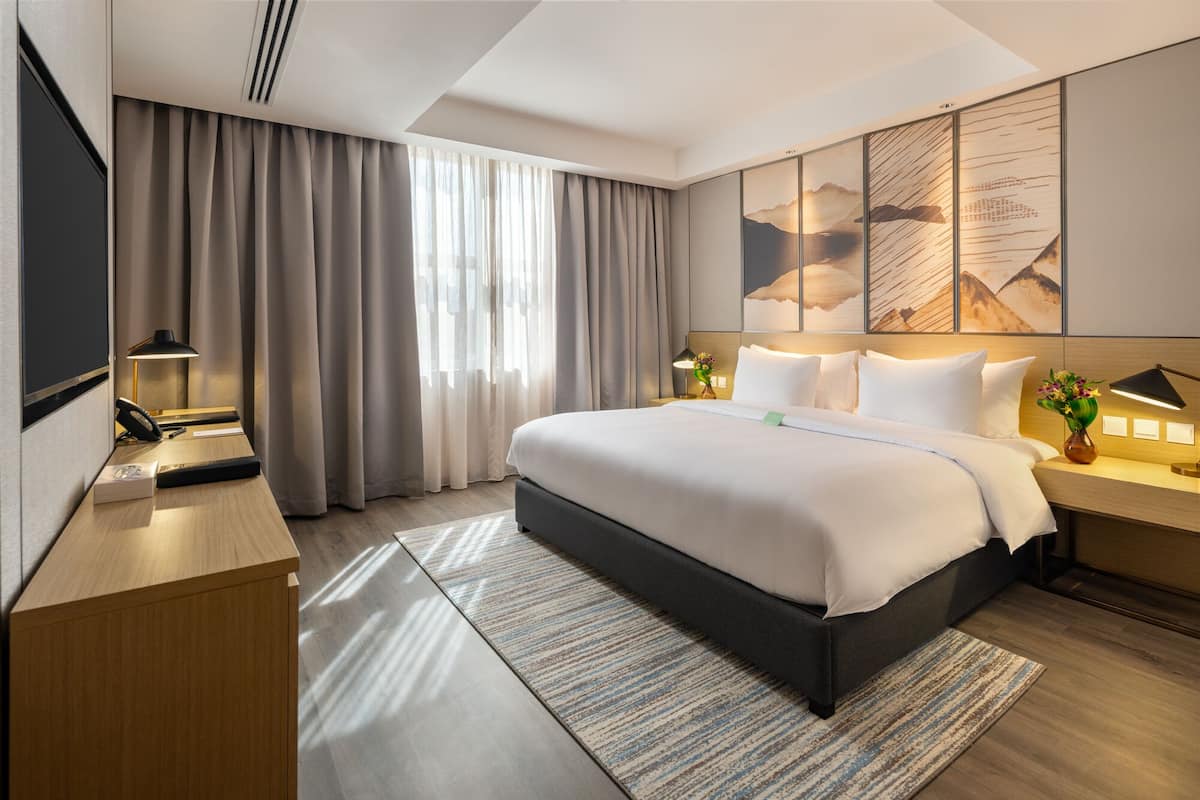 Departamento, 2 habitaciones, para no fumadores, vista a la ciudad | Ropa de cama de alta calidad, minibar, escritorio y cortinas blackout