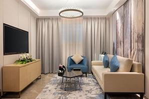 Apartamento, 2 quartos, para não fumantes, vista para a cidade | Área de estar | TV
