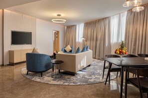 Leilighet – royal, 2 soverom, ikke-røyk, byutsikt | Oppholdsområde | TV