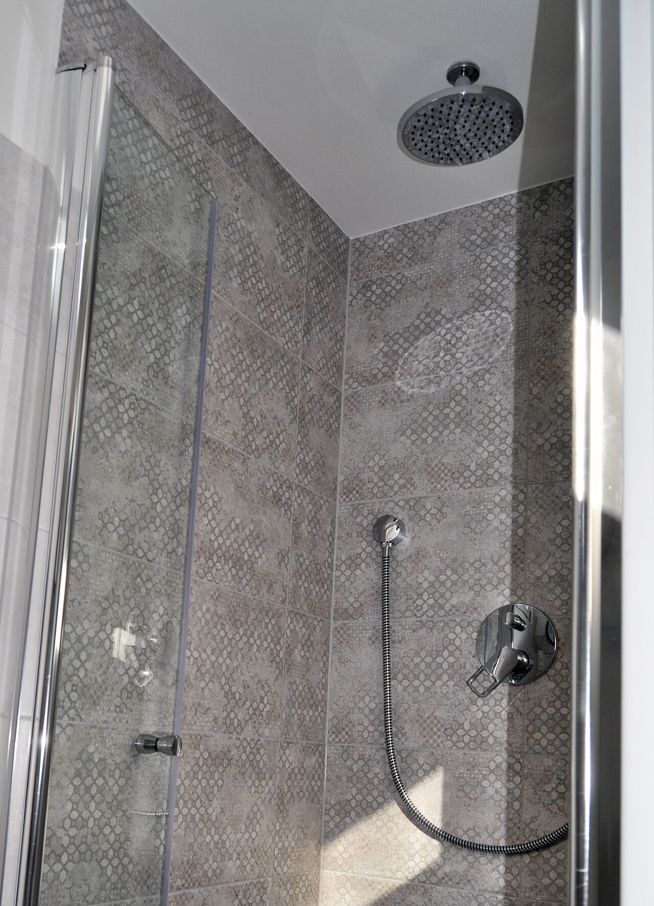 Douche, sèche-cheveux, serviettes fournies, savon