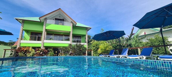 Una piscina al aire libre