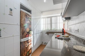 Kylskåp, mikrovågsugn, ugn och diskmaskin