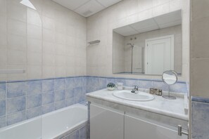 Regadera, secadora de cabello, bidet, toallas 