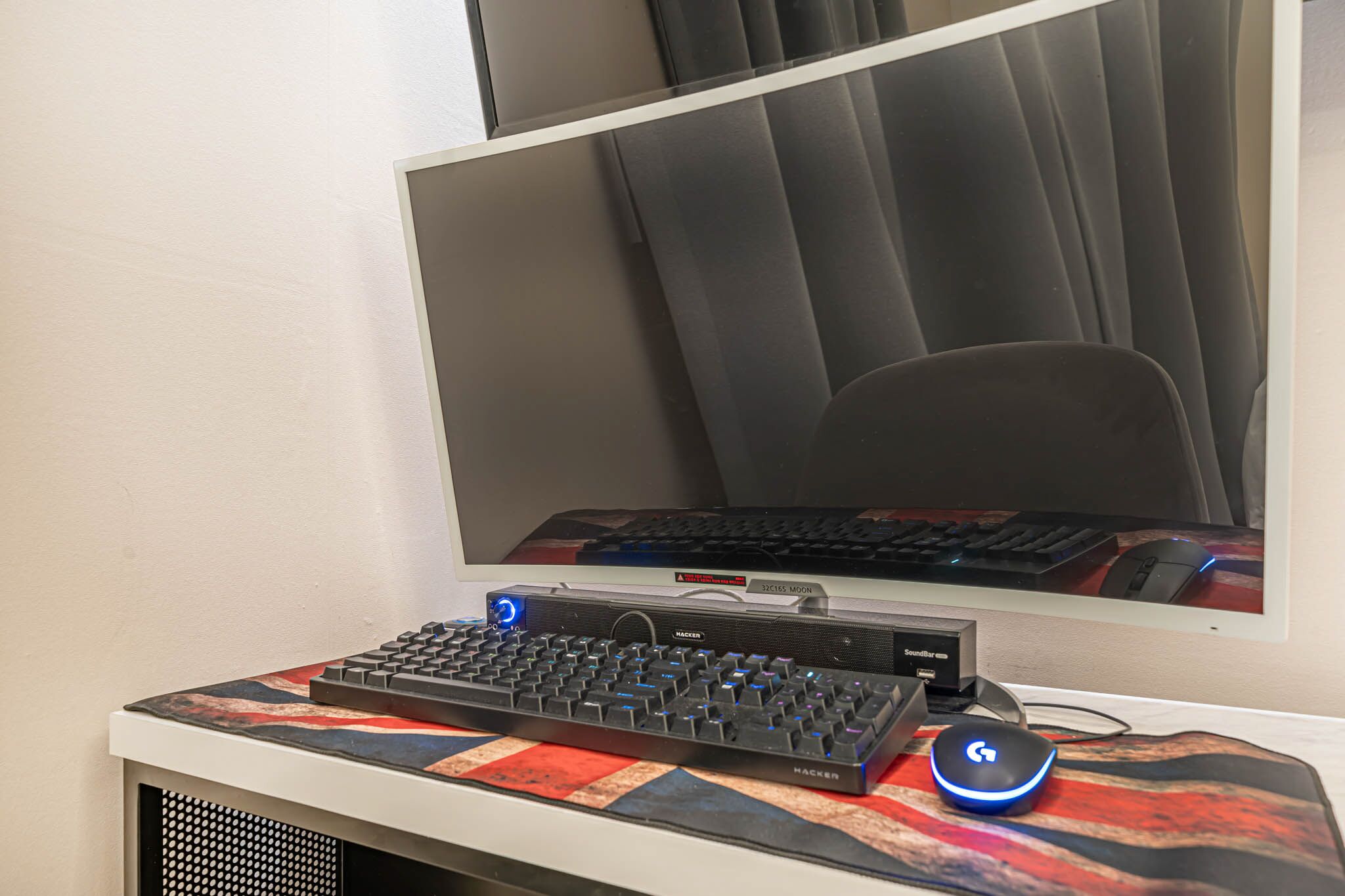 Ein Computerarbeitsplatz mit Tastatur, Maus und Monitor.