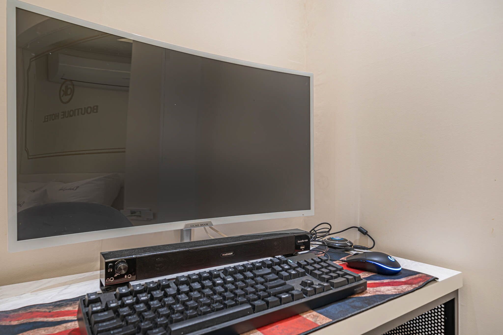 Ein Computerarbeitsplatz mit Tastatur, Maus und Bildschirm.