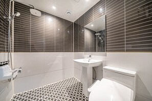 Superior Room | Bathroom - DK Hotel (Incheon)