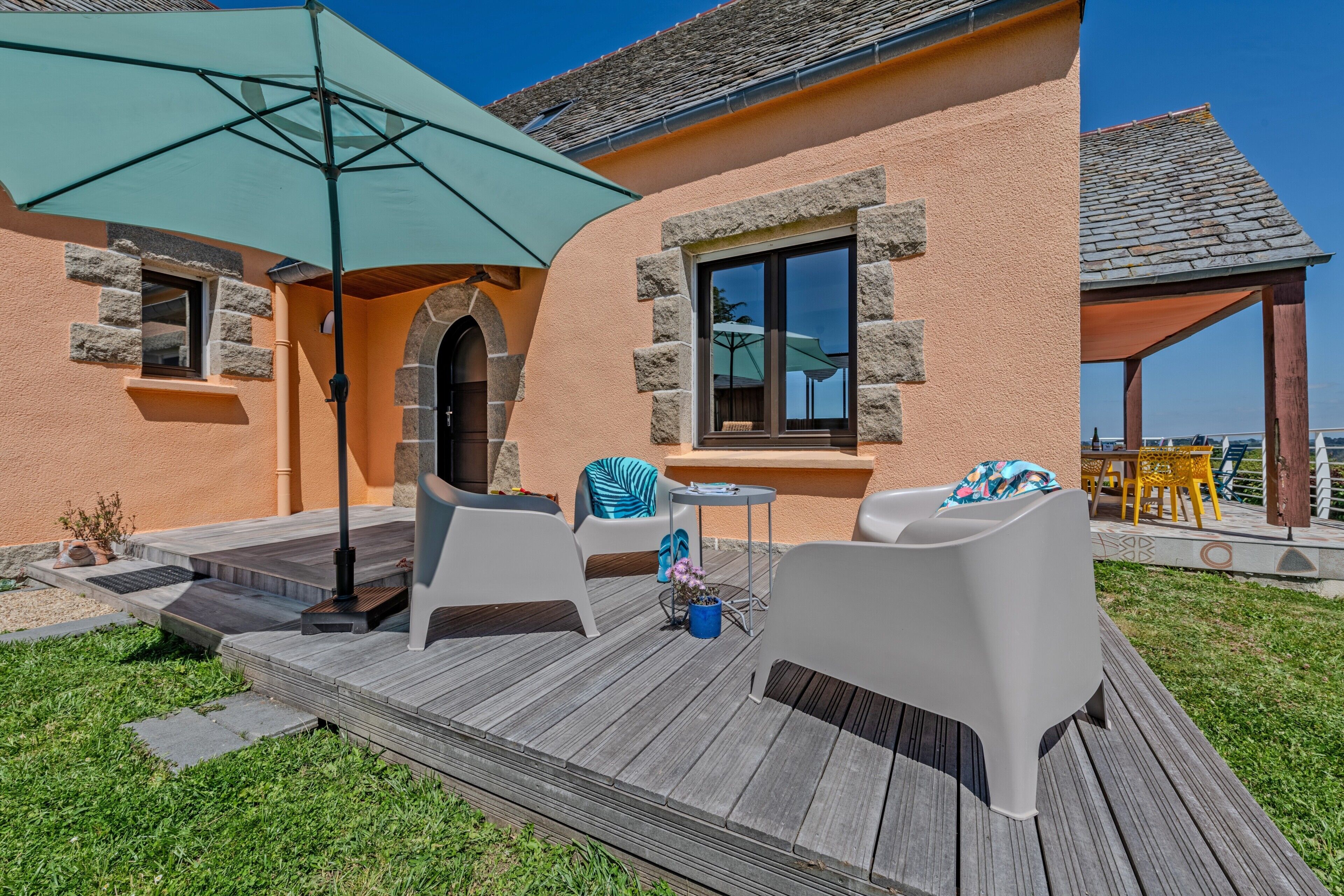 Una casa con patio, posti a sedere all'aperto e vista sul mare.