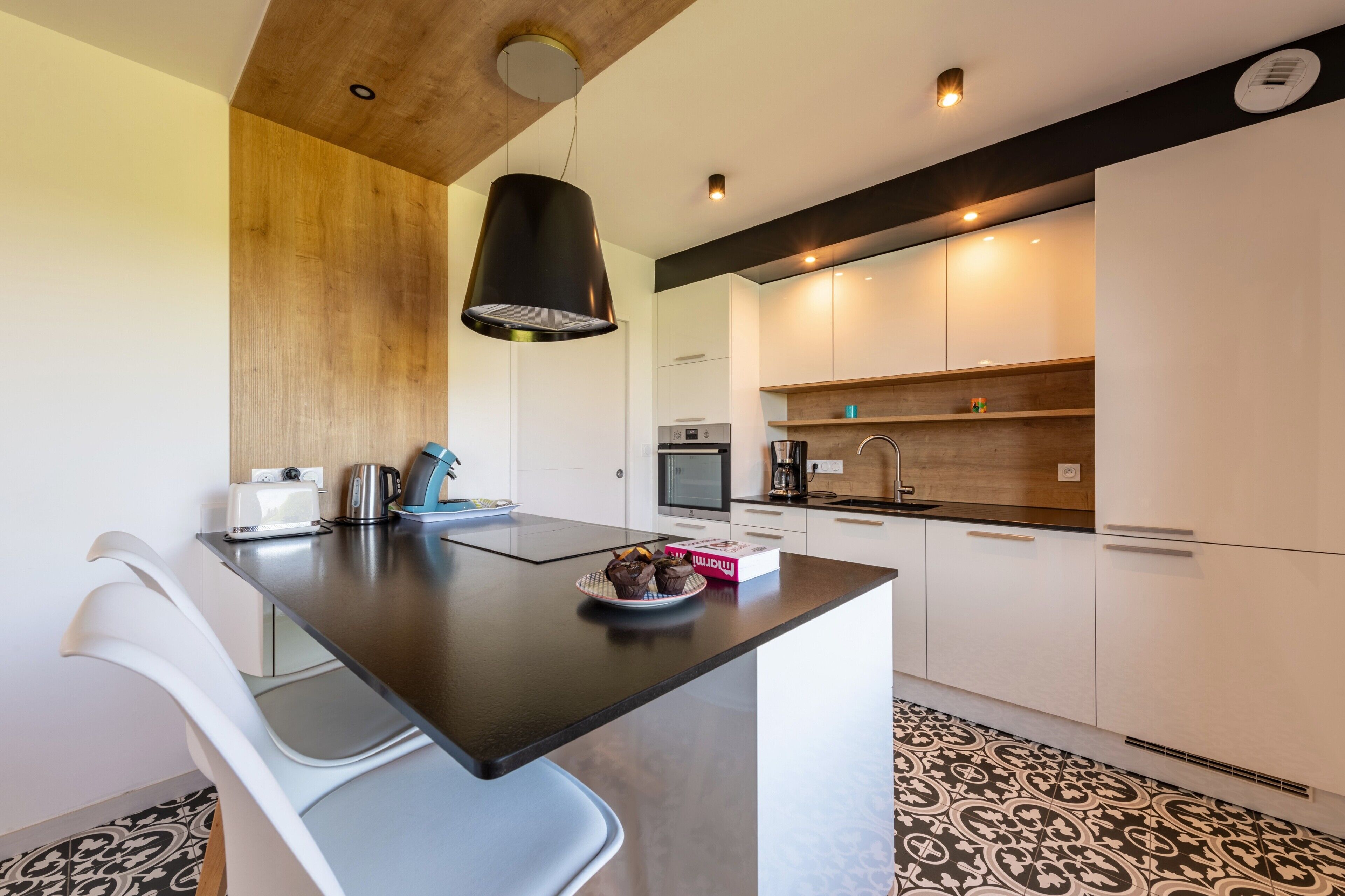 Réfrigérateur, micro-ondes, four, plaque de cuisson