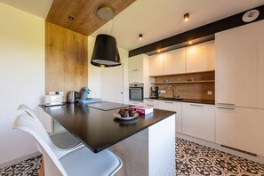 Réfrigérateur, micro-ondes, four, plaque de cuisson