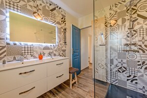 Shower, hair dryer, towels - Villa '- Vue Mer - 800m De La Plage' with Sea View, Private Terrace and Wi-Fi (LOCQUIREC)