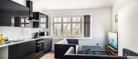 Kjøleskap, mikrobølgeovn, ovn og kokeplater