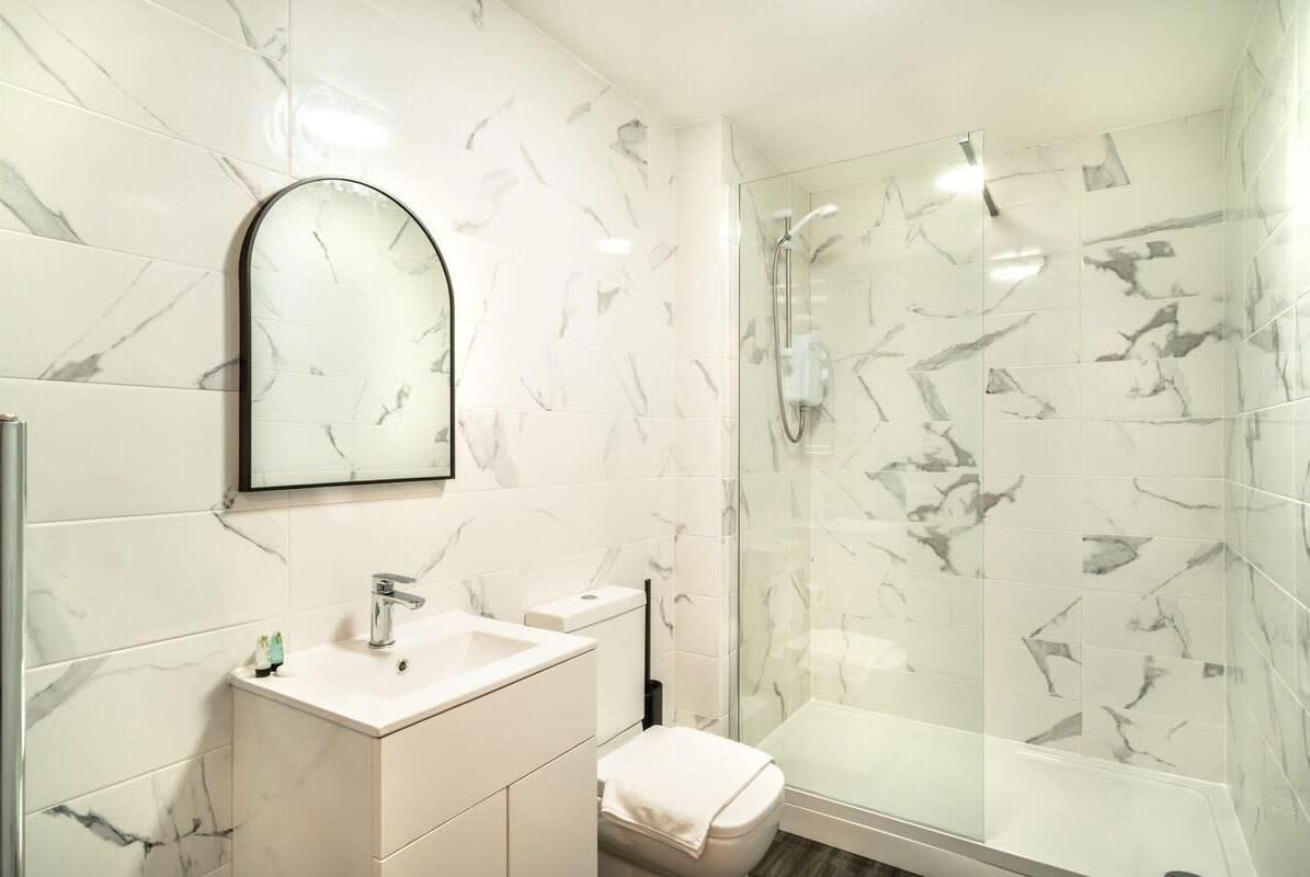 Shower, hair dryer, towels