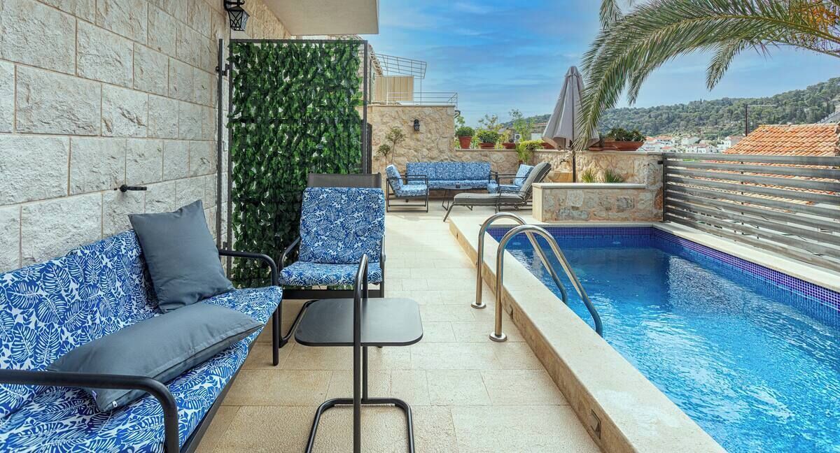 Pool in the City Centre | شرفة/رواق