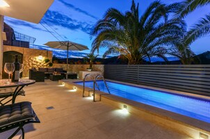 Pool in the City Centre | 1 dormitorio, ropa de cama hipoalergénica, caja fuerte y cortinas opacas