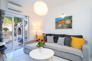 Pool in the City Centre | Zona de estar | Una televisión de pantalla plana, Netflix, servicios de streaming