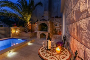 Una piscina al aire libre, una piscina climatizada, sombrillas, tumbonas