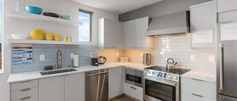 Refrigerador, microondas, horno y parrilla de estufa