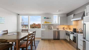 Coffee/tea maker, fridge, microwave, oven