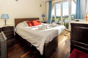 4 bedrooms, iron/ironing board, free WiFi