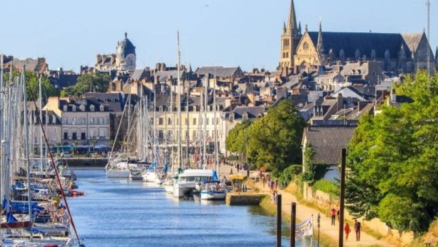 A harbor with boats, a church, and a town in the background. - Port Vannes - Bretagne SUD T2 Calme Avec Terrasse (Vannes)