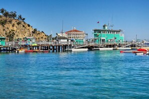 Marina - Welcome to this breathtaking panoramic gem located in Hamilton Cove (Avalon)