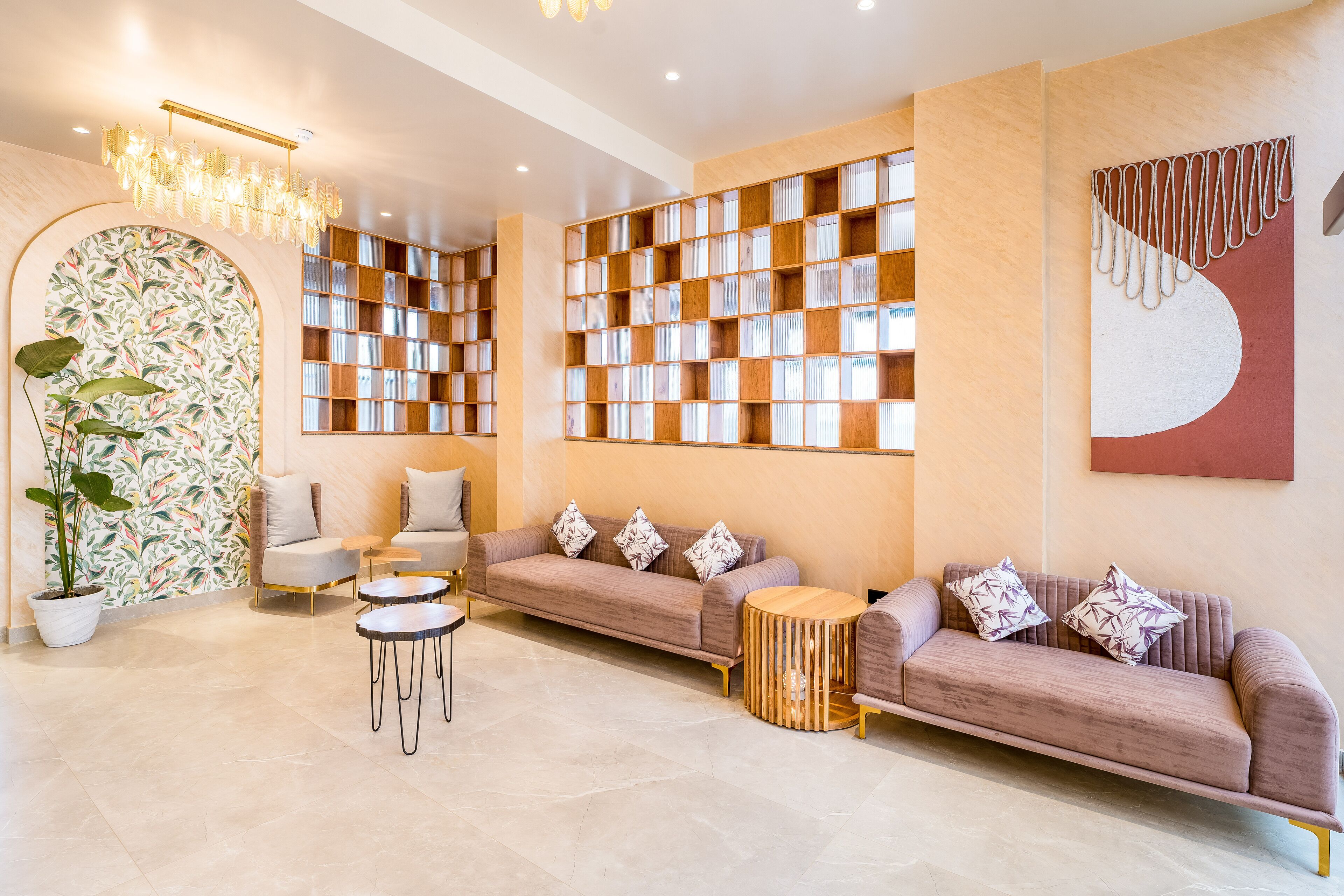 Un interior moderno con un conjunto de sofás, una estantería y una planta en maceta.