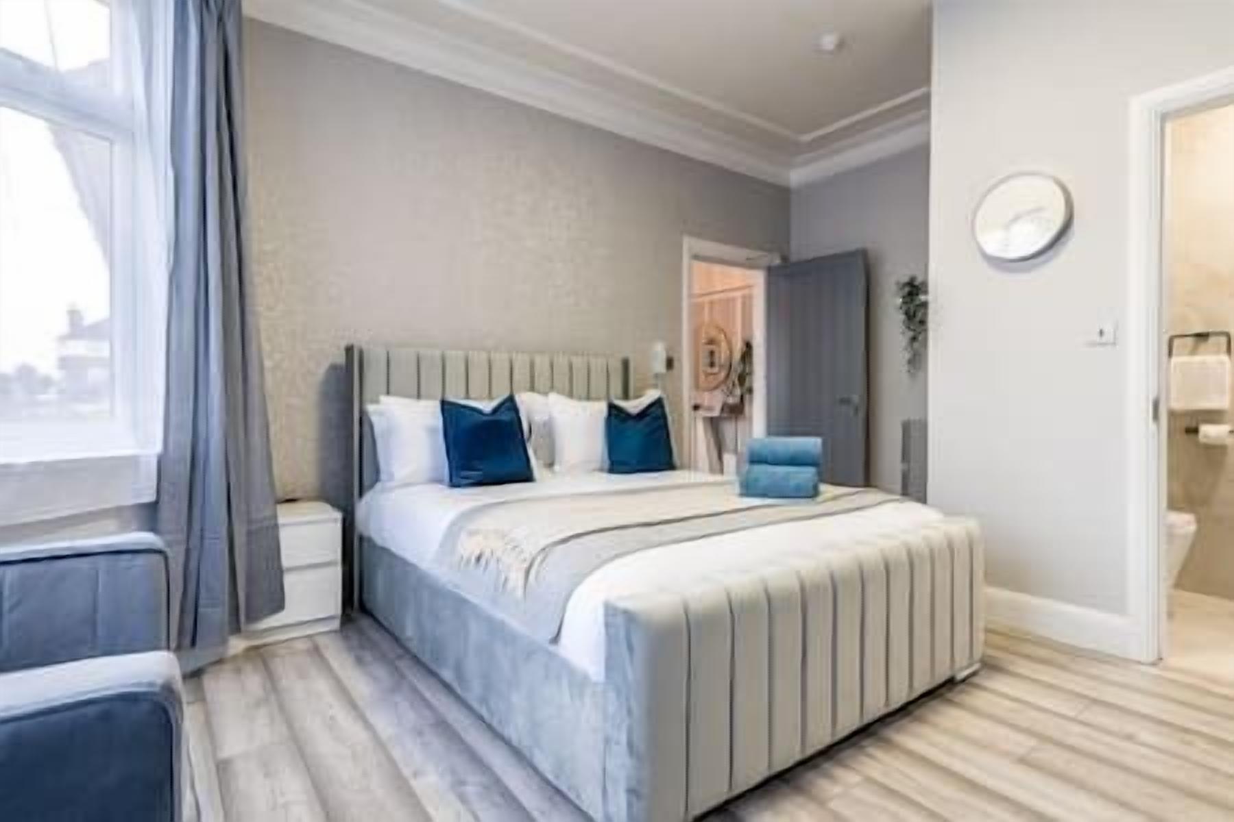 1 bedroom, desk, iron/ironing board, WiFi