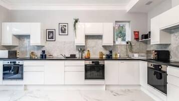 雪櫃、微波爐、焗爐、爐具